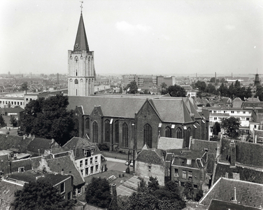 42454 Gezicht op de Jacobikerk (Jacobskerkhof) te Utrecht, uit het zuidoosten. Op de voorgrond de bebouwing aan het ...